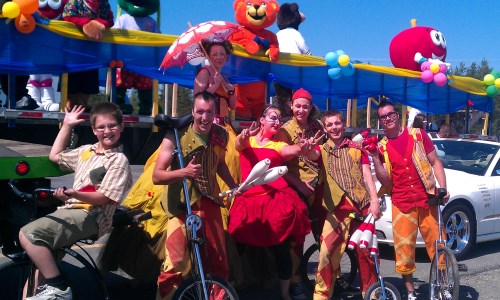 amuseur public, clown et échassier pour l'animation d'un défilé lors d'un festival