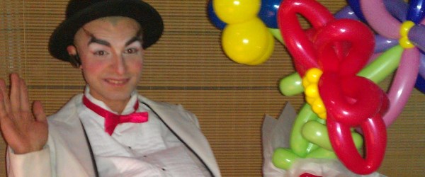 un clown allant faire une livraison de ballons, pour une fête.