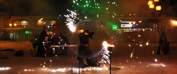 effets pyrotechnique pendant un spectacle de feu, lors d'un festival